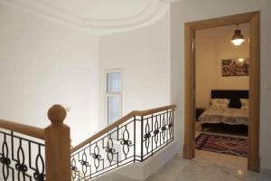 um corredor com uma escada que leva a um quarto em Duplex face la résidence d ambassadeur de l Angleterre em La Marsa