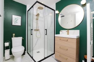 Un baño con inodoro, lavabo y espejo. en Le T2 Chic !, en Carcassonne 8 fotos más