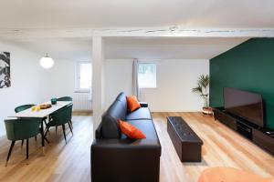 uma sala de estar com um sofá e uma mesa em Le T2 Chic ! em Carcassonne