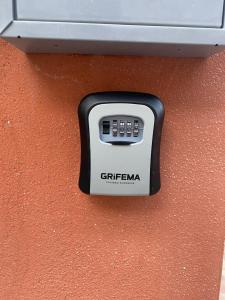 un mando a distancia en un lateral de una pared en Il Belvedere sul Conero, en Potenza Picena