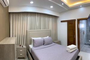 een hotelkamer met een bed en een raam bij Elegant City Center Condo in Santo Domingo