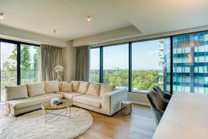 The Epitome of Opulence: 3BR Flat with Glass Walls tesisinde bir oturma alanı