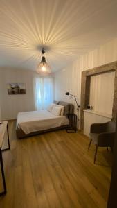 een slaapkamer met een bed en een groot raam bij I giardini del borgo in Vico nel Lazio