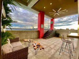 een woonkamer met een bank en een tafel bij Great Centric Apt, Pool, in Santo Domingo