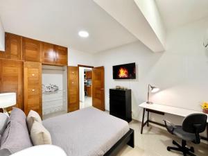 um quarto com uma cama e uma secretária. em Beautiful Condo in Bella Vista em Los Prados