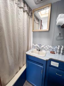 a bathroom with a blue sink and a mirror at Motel Chelsea in Chelsea