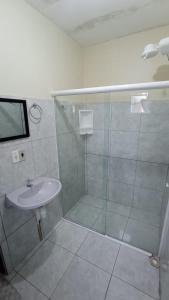 a bathroom with a shower and a sink at Rioli quarto 2 in Caruaru