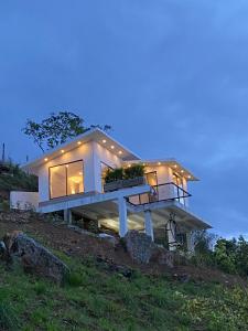 una casa en la cima de una colina con luces en Esmeralda DELUXE, en San Gil