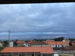 uma vista para uma cidade com telhados vermelhos em Oceanview Apartments em Viana do Castelo