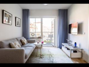 - un salon avec un canapé et une table dans l'établissement Fresh and cosy apartment in the center of the city, à Stockholm
