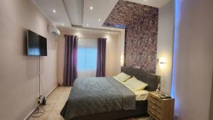 una camera con letto e TV di Résidence Deluxe a Yaoundé