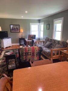 een woonkamer met een bank en stoelen bij Blueberry Cottage Lake Champlain in Plattsburgh