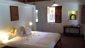 Un dormitorio con una cama con sangre. en Karikkathi Beach Villa rooms, en Trivandrum