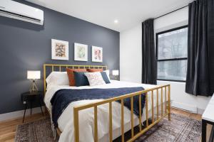 1 dormitorio con cama y ventana en Les Suites Saint-Laurent, en Montreal