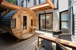- un grand sauna en bois sur la terrasse d'un bâtiment dans l'établissement Les Suites Saint-Laurent, à Montréal