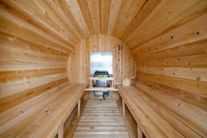 una sauna in legno con panche in una cabina di Les Suites Saint-Laurent a Montréal