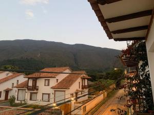 Nespecifikovaný výhled na hory nebo výhled na hory při pohledu z vily