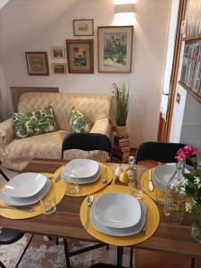 a living room with a table and a couch at A due passi dal centro in Treviso