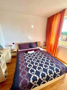 Schlafzimmer mit einem Bett und einem Fenster in der Unterkunft Beachfront Gem in Varna Center in Warna