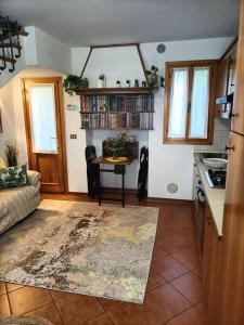 ein Wohnzimmer mit einem Sofa und einem Tisch in der Unterkunft A due passi dal centro in Treviso