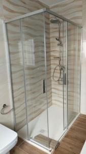 eine Dusche mit Glastür im Badezimmer in der Unterkunft CASA AREALBA Casa con piscina muy cerca de las playas de San Xurxo y Doniños in Ferrol