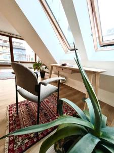 an office with a chair and a desk and a plant at Apartament Gdański Słoneczny Nr 34 in Gdańsk