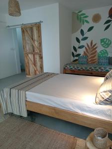 ein Schlafzimmer mit einem Bett in einem Zimmer in der Unterkunft IZAVA LODGE in Rodrigues Island