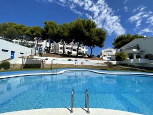 ein großes Schwimmbad vor einem Gebäude in der Unterkunft Font Sol Holidays LEK in Peñíscola
