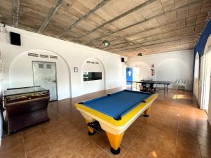 - un billard dans une salle avec un ballon de ping-pong dans l'établissement Font Sol Holidays LEK, à Peñíscola