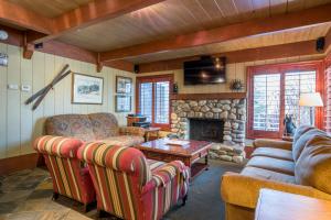 una sala de estar con sofás y una chimenea de piedra. en Villager - 1220 at Sun Valley, en Sun Valley