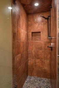 y baño con ducha y azulejos marrones. en Villager - 1220 at Sun Valley, en Sun Valley 1 foto más
