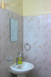 y baño con lavabo blanco y espejo. en Premier Stays Ruiru, en Ruiru