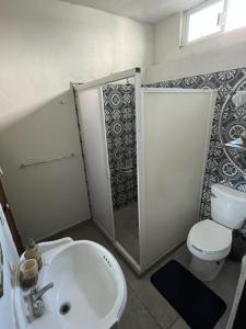 Koupelna v ubytování Suite en Teques: Acceso al Lago y Piscina + 18 fotografií