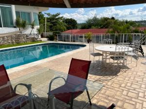 Bazén v ubytování Suite en Teques: Acceso al Lago y Piscina nebo v jeho okolí