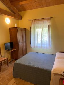 een slaapkamer met een bed en een raam bij Taverna dei Guelfi in Senigallia