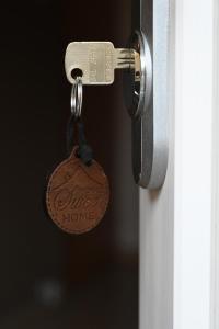 a key tag on a door with the words universal ginger home at Home Sweet Home in Reichersdorf