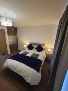 Postel nebo postele na pokoji v ubytování Spacious 3 bed Sleeps 5 and free parking