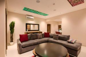 un soggiorno con un divano e un tavolo di Exquisitely-detailed Home in Yaba, Lagos a Lagos