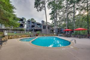 Bazén v ubytování Luxury Lakefront Hot Springs Condo with Pools! nebo v jeho okolí