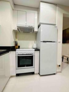 Кухня или кухненски бокс в Luxury studio Apartment JVC Tower 108