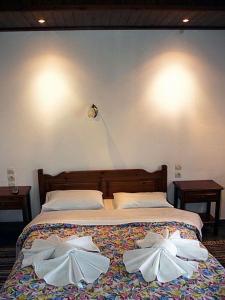 Postel nebo postele na pokoji v ubytování Guesthouse Rousis