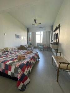 um quarto com uma cama grande e uma sala de estar em Confortável apto cama queen e sofá cama - COPACABANA no Rio de Janeiro