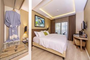 twee foto's van een hotelkamer met een bed bij Barbera Hotel in Istanbul