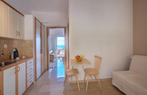 O bucătărie sau chicinetă la Krouzeri Beach Apartments