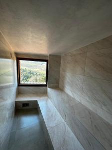 a room with a window in the corner of a room at Pousada Quinta do Barao in Conceição da Ibitipoca