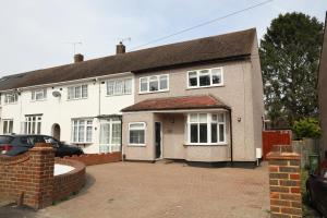 una gran casa blanca con una entrada delante de ella en Vienna Orpington, en Orpington