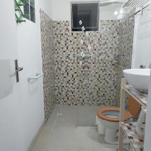 un bagno con doccia, lavandino e WC di Pé na Areia - Casa para temporada a São Sebastião