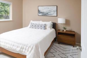 Ένα ή περισσότερα κρεβάτια σε δωμάτιο στο Contemporary Turnagain Townhome
