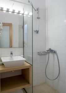 Koupelna v ubytování Krouzeri Beach Apartments + 37 fotografií