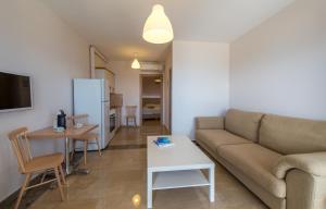 TV a/nebo společenská místnost v ubytování Krouzeri Beach Apartments